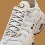 Nike Air Max Plus SE Light Orewood Brown d’occasion, mesh beige clair, empiècements techniques, technologie Tuned Air, sneaker en bon état général.