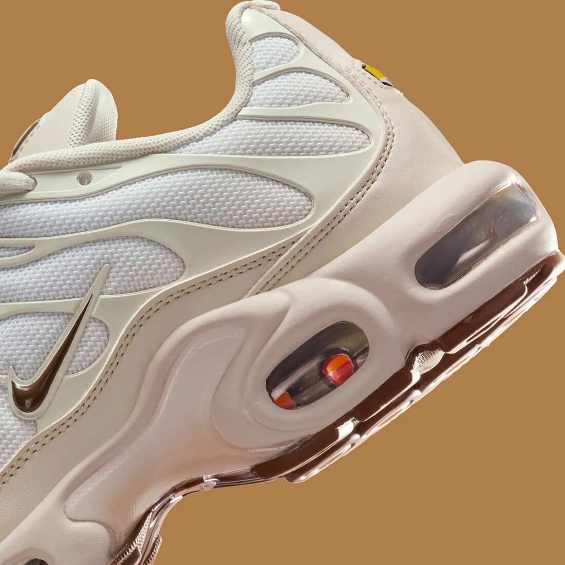 Nike Air Max Plus SE Light Orewood Brown d’occasion, mesh beige clair, empiècements techniques, technologie Tuned Air, sneaker en bon état général.