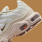 Nike Air Max Plus SE Light Orewood Brown d’occasion, mesh beige clair, empiècements techniques, technologie Tuned Air, sneaker en bon état général.