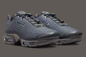 Nike Air Max Plus 7 Iron Grey Smoke Grey, sneaker grise en mesh avec détails Metallic Silver, renforts ondulés et unités Nike Air visibles.