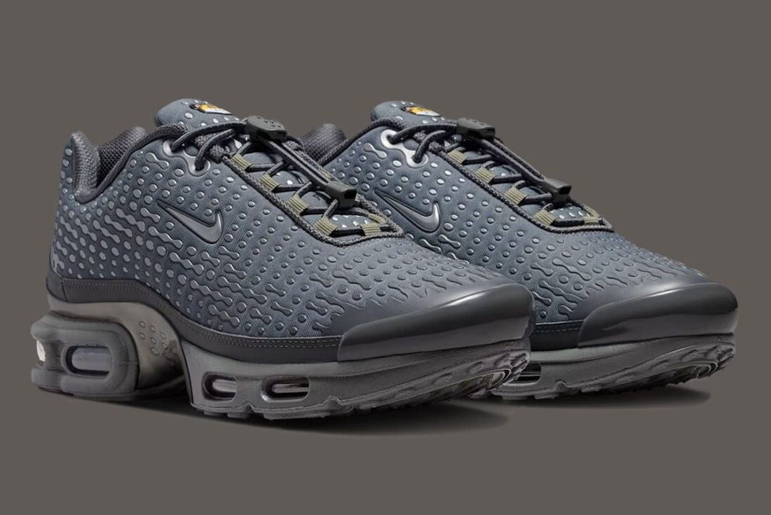 Nike Air Max Plus 7 Iron Grey Smoke Grey, sneaker grise en mesh avec détails Metallic Silver, renforts ondulés et unités Nike Air visibles.