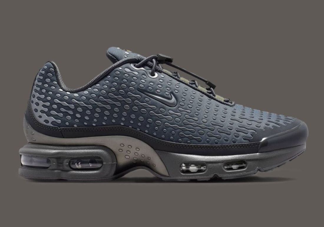 Nike Air Max Plus 7 Iron Grey Smoke Grey, sneaker grise en mesh avec détails Metallic Silver, renforts ondulés et unités Nike Air visibles.