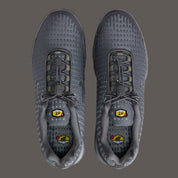 Nike Air Max Plus 7 Iron Grey Smoke Grey, sneaker grise en mesh avec détails Metallic Silver, renforts ondulés et unités Nike Air visibles.