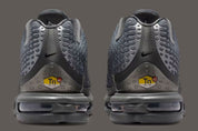 Nike Air Max Plus 7 Iron Grey Smoke Grey, sneaker grise en mesh avec détails Metallic Silver, renforts ondulés et unités Nike Air visibles.