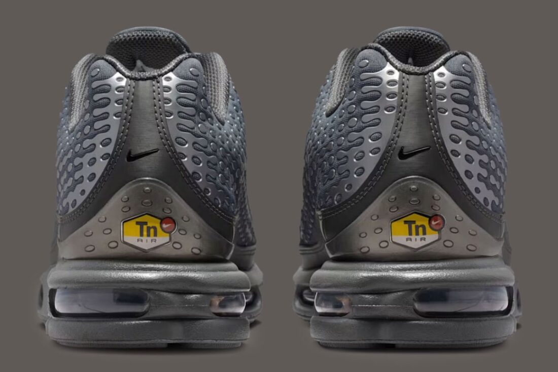Nike Air Max Plus 7 Iron Grey Smoke Grey, sneaker grise en mesh avec détails Metallic Silver, renforts ondulés et unités Nike Air visibles.