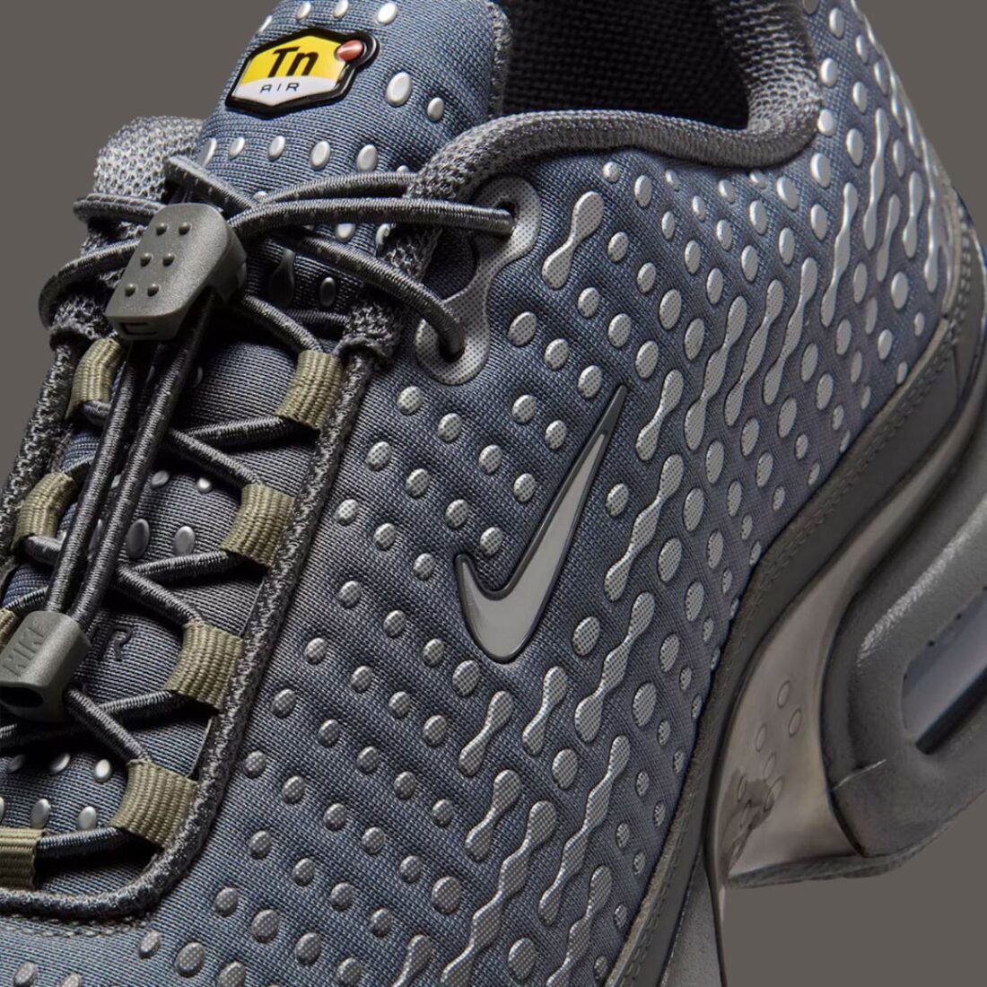 Nike Air Max Plus 7 Iron Grey Smoke Grey, sneaker grise en mesh avec détails Metallic Silver, renforts ondulés et unités Nike Air visibles.
