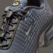 Nike Air Max Plus 7 Iron Grey Smoke Grey, sneaker grise en mesh avec détails Metallic Silver, renforts ondulés et unités Nike Air visibles.