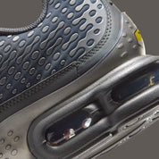 Nike Air Max Plus 7 Iron Grey Smoke Grey, sneaker grise en mesh avec détails Metallic Silver, renforts ondulés et unités Nike Air visibles.