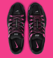 Nike P-6000 Pink Blast Metallic Silver Black rose vif avec empiècements Metallic Silver et noirs, mesh respirant et renforts en cuir vue du dessus. 