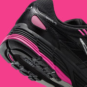 Vue zoomée sur les détails arrières de la Nike P-6000 Pink Blast Metallic Silver Black rose vif avec empiècements Metallic Silver et noirs, mesh respirant et renforts en cuir. 