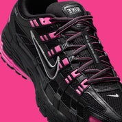 Vue zoomée sur les détails latéraux de la Nike P-6000 Pink Blast Metallic Silver Black rose vif avec empiècements Metallic Silver et noirs, mesh respirant et renforts en cuir.