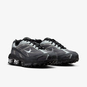 Nike Shox Ride 2 Light Graphite grises avec amorti Nike Shox et design rétro-running.