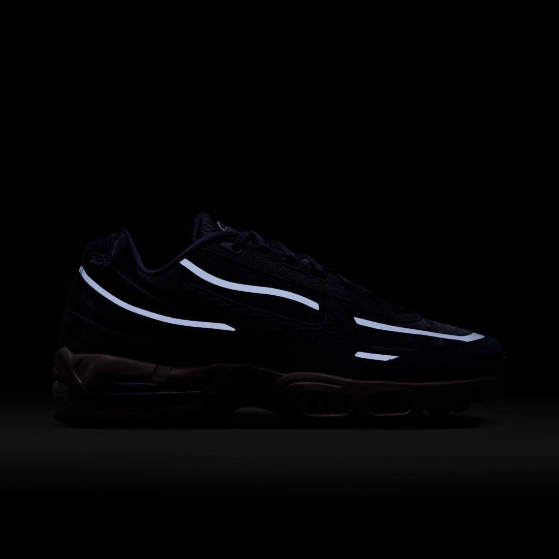 Sneakers Nike Air Max 95 SP Worksout Thunder Blue en textiles techniques bleus avec unités Air visibles et design ondulé iconique.Vue dans le noir 