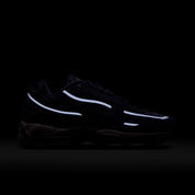 Sneakers Nike Air Max 95 SP Worksout Thunder Blue en textiles techniques bleus avec unités Air visibles et design ondulé iconique.Vue dans le noir 
