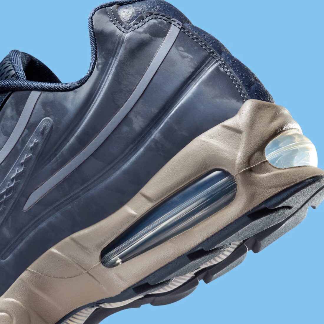 Sneakers Nike Air Max 95 SP Worksout Thunder Blue en textiles techniques bleus avec unités Air visibles et design ondulé iconique.Vue zoomer arrière 