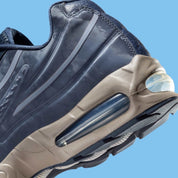 Sneakers Nike Air Max 95 SP Worksout Thunder Blue en textiles techniques bleus avec unités Air visibles et design ondulé iconique.Vue zoomer arrière 
