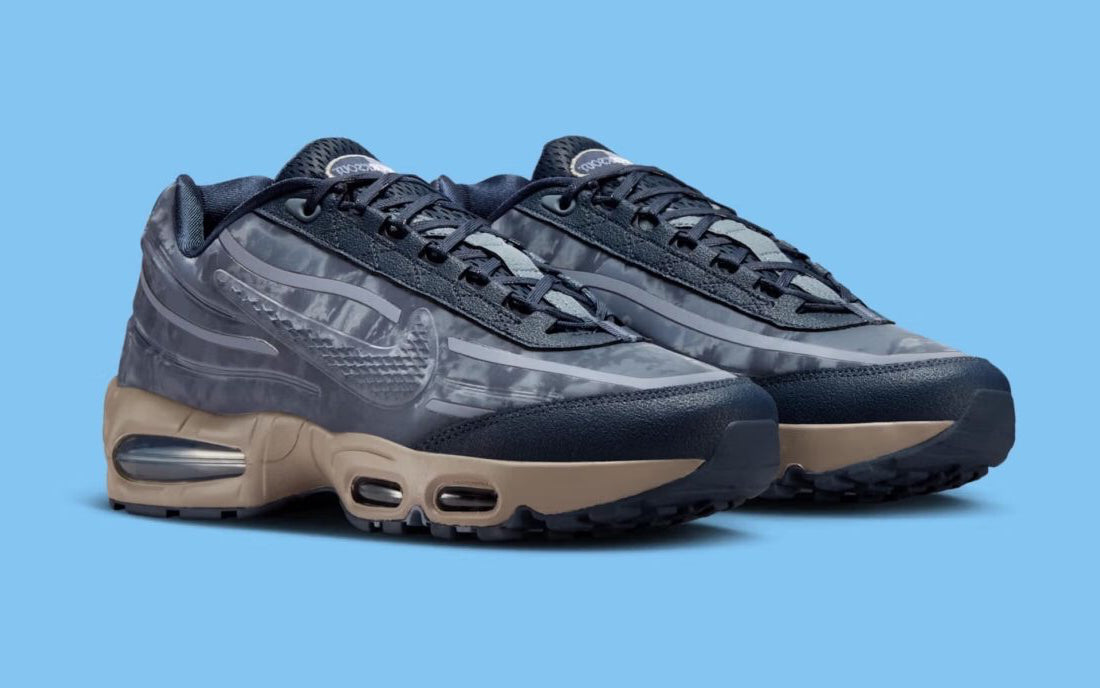 Sneakers Nike Air Max 95 SP Worksout Thunder Blue en textiles techniques bleus avec unités Air visibles et design ondulé iconique.Vue de profil