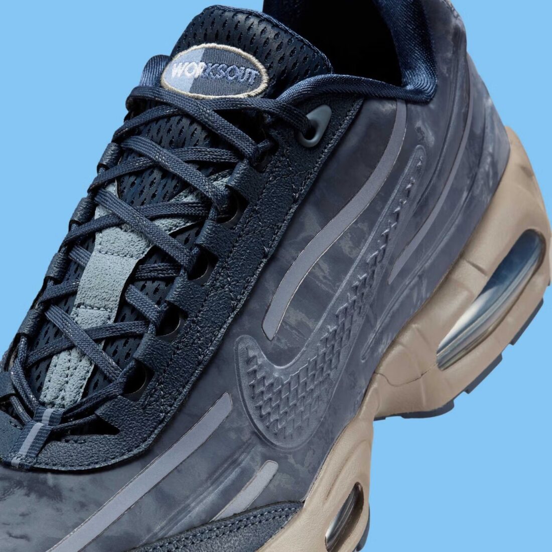 Sneakers Nike Air Max 95 SP Worksout Thunder Blue en textiles techniques bleus avec unités Air visibles et design ondulé iconique.Vue zoomer avant