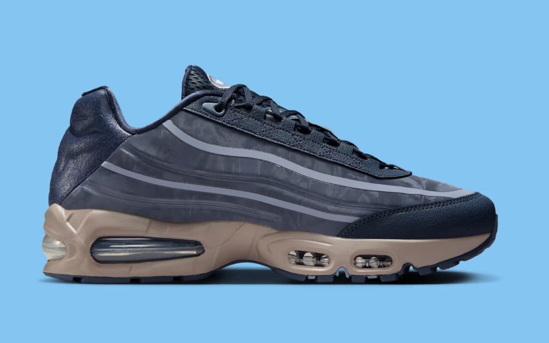 Sneakers Nike Air Max 95 SP Worksout Thunder Blue en textiles techniques bleus avec unités Air visibles et design ondulé iconique.Vue de coté 