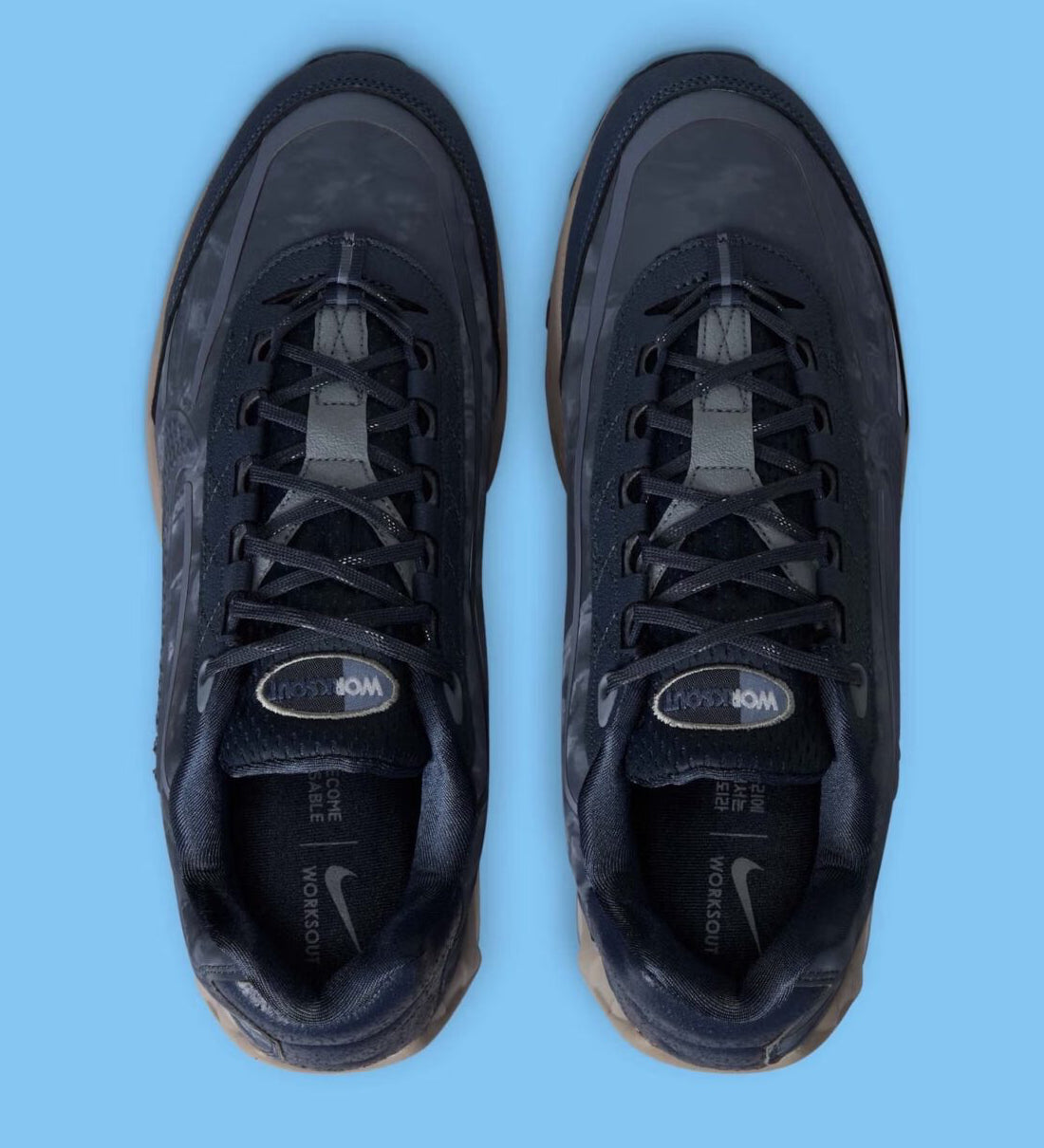 Sneakers Nike Air Max 95 SP Worksout Thunder Blue en textiles techniques bleus avec unités Air visibles et design ondulé iconique.Vue de haut 