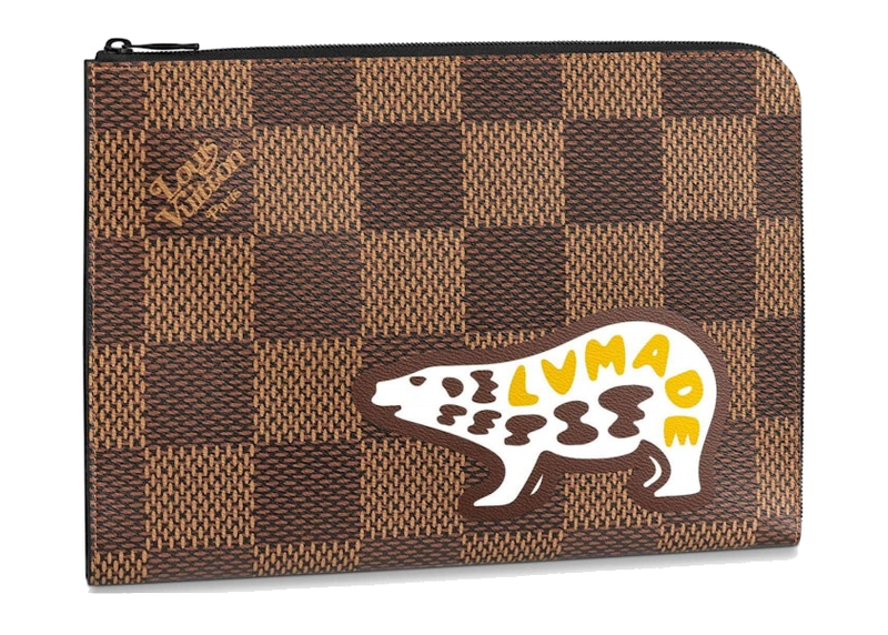 Louis Vuitton x Nigo Pochette Jour Damier Ebene Giant GM Brown, grande pochette Louis Vuitton marron avec motif Damier Ebene Giant et fermeture zippée, signée Nigo.