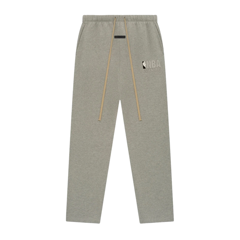 Fear of God Essentials NBA Relaxed Sweatpants Warm Heather, pantalon de survêtement Warm Heather à coupe Relaxed issu de la collaboration Fear of God Essentials x NBA avec finitions premium.

