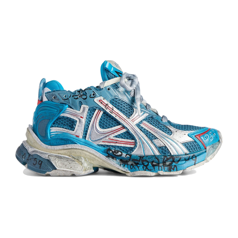Balenciaga Runner Blue Silver White Red avec tige en mesh respirant, empiècements en cuir et matières synthétiques bleus, argentés, blancs et rouges, semelle épaisse en caoutchouc.