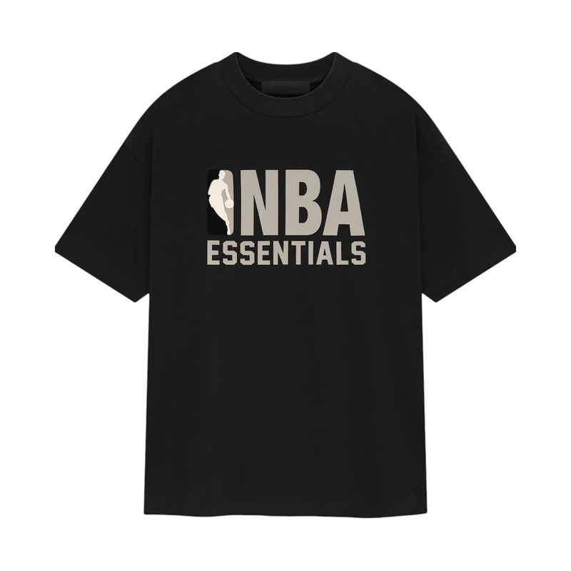 Fear of God Essentials NBA Tee Black, t-shirt noir en coton premium issu de la collaboration Fear of God Essentials x NBA au design minimaliste.