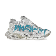 Balenciaga Runner Graffiti White Blue avec tige en mesh respirant, empiècements en cuir et matières synthétiques blanches et bleues, finitions graffiti et semelle épaisse en caoutchouc.