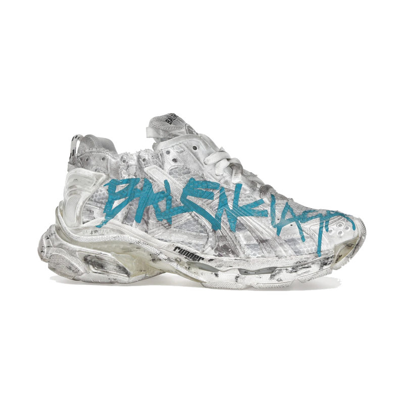 Balenciaga Runner Graffiti White Blue avec tige en mesh respirant, empiècements en cuir et matières synthétiques blanches et bleues, finitions graffiti et semelle épaisse en caoutchouc.