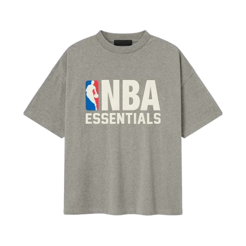 Fear of God Essentials NBA 90's Tee Concrete Heather, t-shirt gris Concrete Heather issu de la collaboration Fear of God Essentials x NBA avec coupe ample et inspiration basketball des années 90.