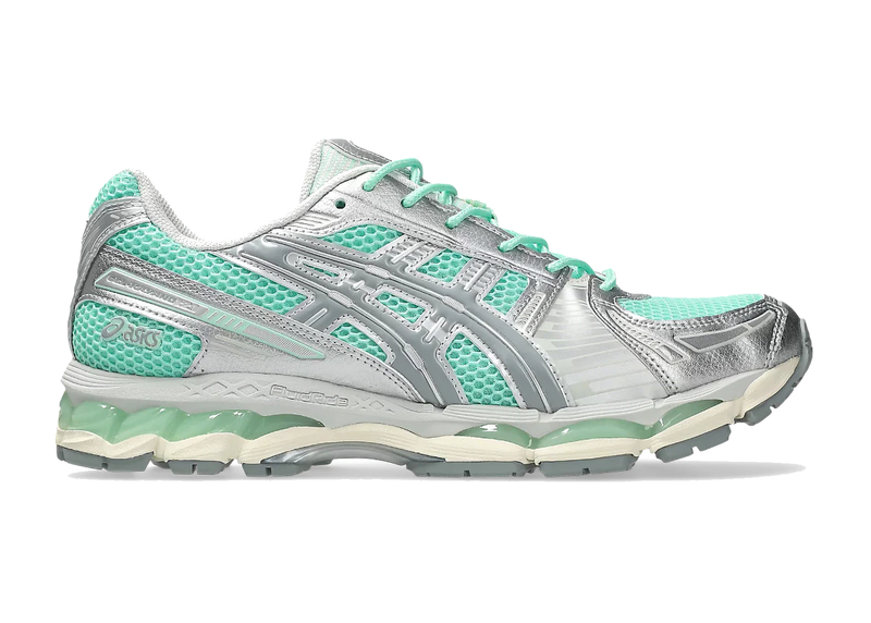 Sneaker ASICS Gel-Kayano 12.1 Ice Green Gravel en mesh vert glacé avec détails gris pierre, amorti GEL et silhouette rétro-running technique.