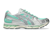 Sneaker ASICS Gel-Kayano 12.1 Ice Green Gravel en mesh vert glacé avec détails gris pierre, amorti GEL et silhouette rétro-running technique.