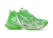 Découvrez la Balenciaga Runner Fluo Green, une sneaker premium inspirée du running vintage, avec un design déstructuré et un coloris vert fluorescent audacieux.