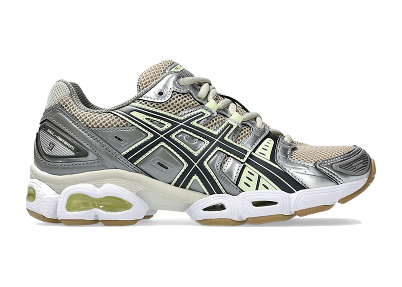 Sneaker ASICS Gel-Nimbus 9 Feather Grey en mesh gris clair avec amorti GEL, détails techniques et silhouette rétro-running inspirée des années 2000.