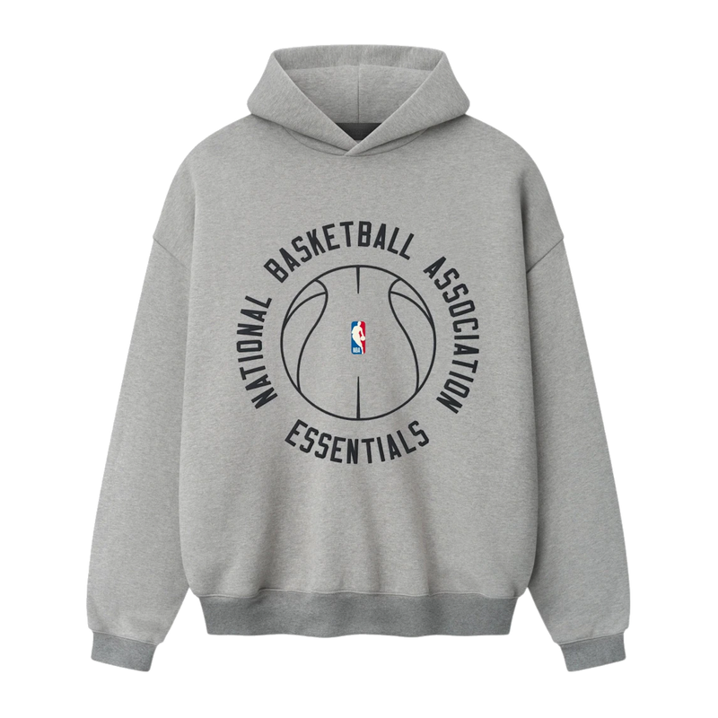 Fear of God Essentials NBA x Barkley Hendricks 90s Hoodie Concrete Heather, hoodie gris Concrete Heather issu de la collaboration Fear of God Essentials x NBA x Barkley Hendricks avec coupe ample et finitions premium.