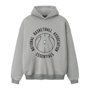 Fear of God Essentials NBA x Barkley Hendricks 90s Hoodie Concrete Heather, hoodie gris Concrete Heather issu de la collaboration Fear of God Essentials x NBA x Barkley Hendricks avec coupe ample et finitions premium.