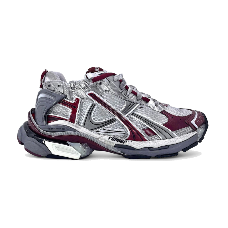 Balenciaga Runner Burgundy Grey avec tige en mesh respirant, empiècements en cuir et matières synthétiques bordeaux et gris, silhouette running déstructurée et semelle épaisse en caoutchouc.