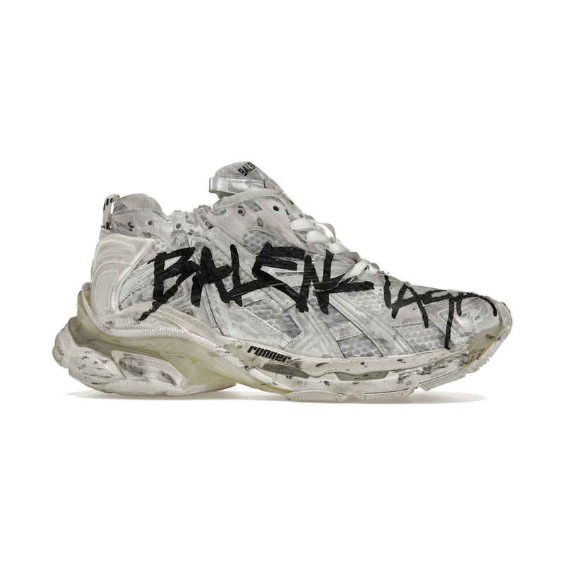 Texte alternatif (alt) :
Balenciaga Runner Graffiti White avec tige en mesh respirant, empiècements en cuir et matières synthétiques blanches, détails graffiti et semelle épaisse en caoutchouc.