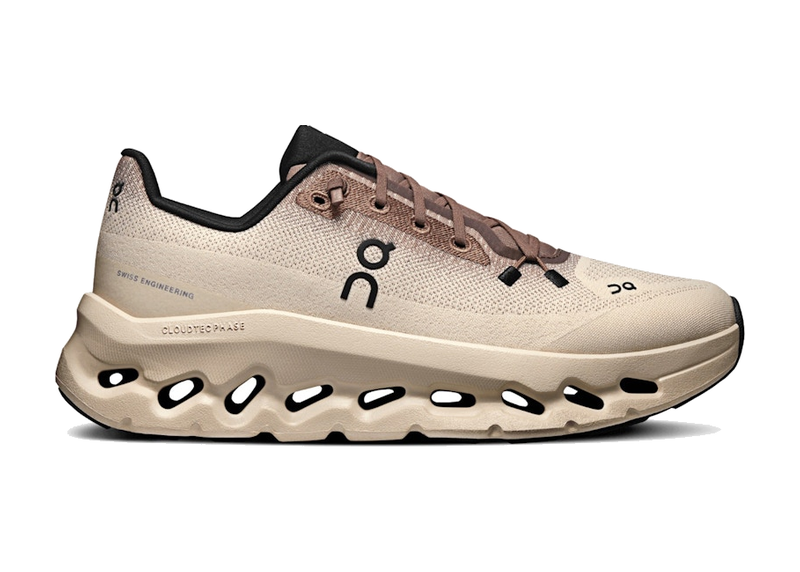 On Running Cloudtilt Clove Sand, sneaker lifestyle On Running marron et beige équipée de la technologie CloudTec Phase® et de l'amorti Helion™.