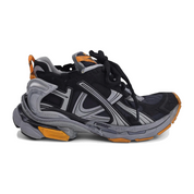 Texte alternatif (alt) :
Balenciaga Runner Worn-Out Black Fluo Orange avec tige en mesh respirant, empiècements en cuir et matières synthétiques noirs, détails Fluo Orange, effet vieilli et semelle épaisse en caoutchouc.