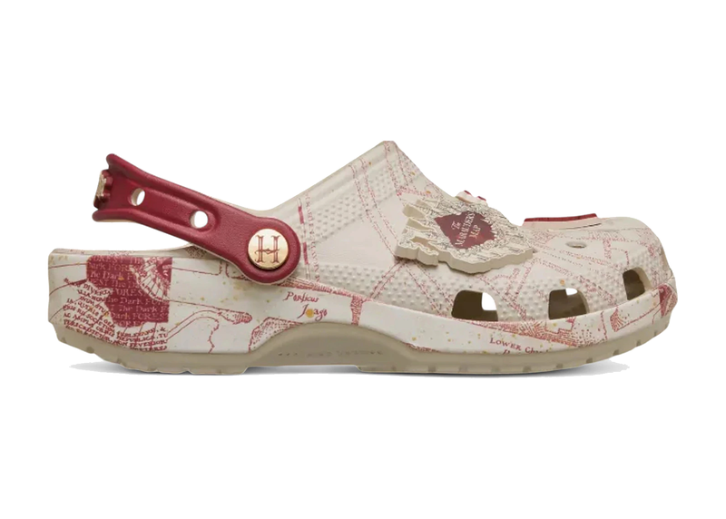 Crocs Classic Clog Harry Potter Marauder's Map beige effet parchemin avec Jibbitz magiques et motifs inspirés de la Carte du Maraudeur.