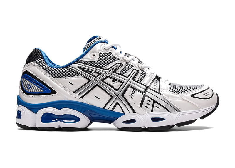 Sneaker ASICS Gel-Nimbus 9 White Lake Drive en mesh blanc avec détails bleu vif, amorti GEL et silhouette rétro-running inspirée des années 2000.
