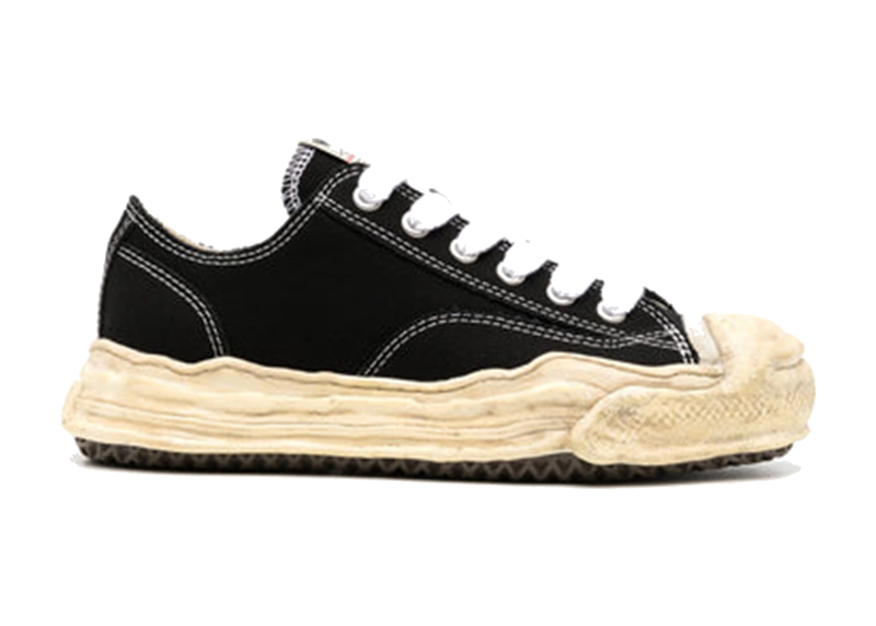 Découvrez la Maison Mihara Yasuhiro Hank OG Dyed Sole Black White, une sneaker en toile noire avec semelle OG Dyed Sole effet teinté, silhouette basse et finitions blanches contrastantes.