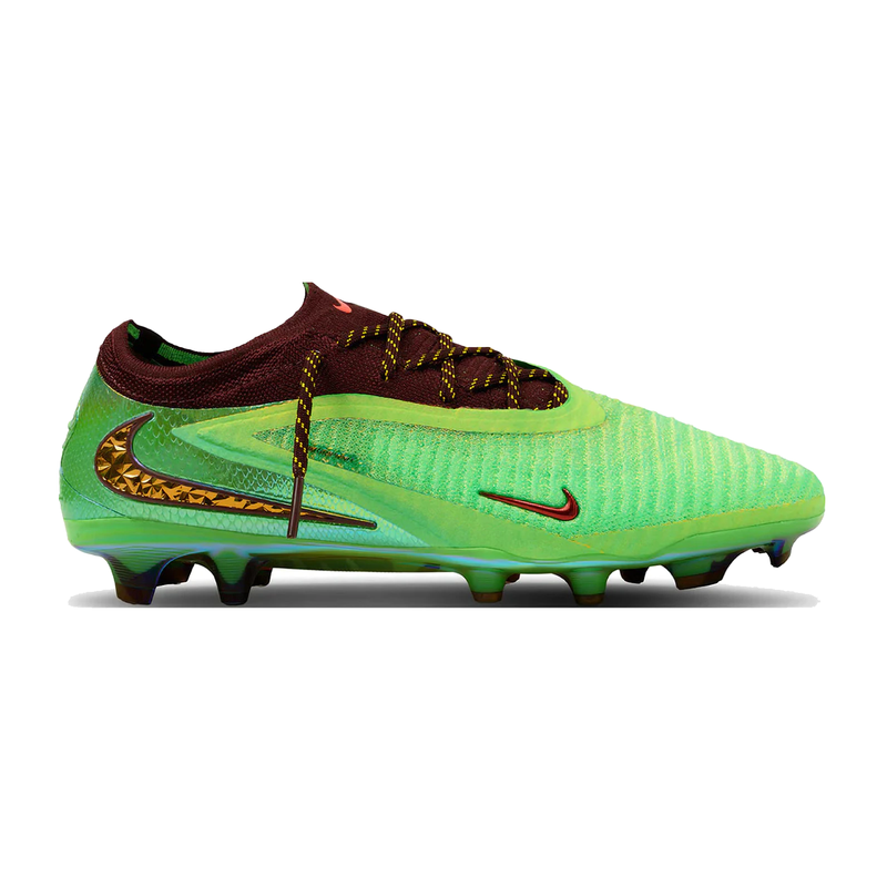 Nike Phantom 6 Low Elite FG SE Travis Scott avec tige en Flyknit, revêtement Gripknit, silhouette basse et semelle FG conçue pour les terrains en gazon naturel sec.