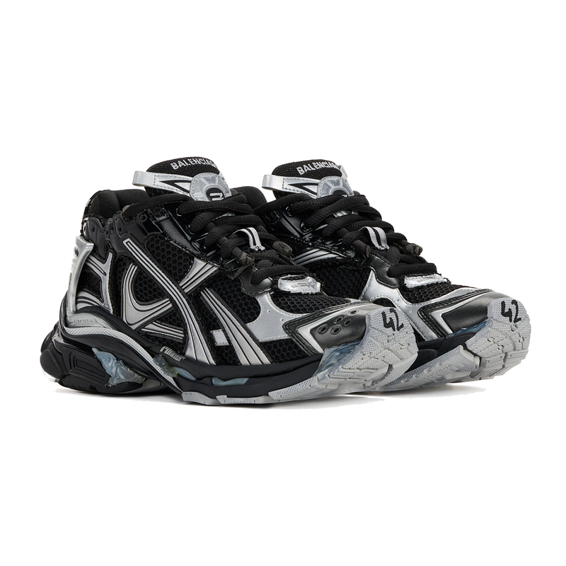 Balenciaga Runner Black Silver avec tige en mesh respirant, empiècements en cuir et matières synthétiques noirs et argentés, silhouette running déstructurée et semelle épaisse en caoutchouc.