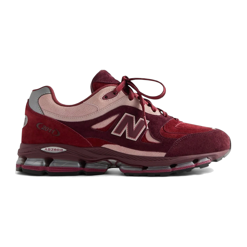 New Balance 2011 Kith Sakura Flower avec tige en mesh respirant, empiècements en daim premium, cuir et matières synthétiques dans des tons rose Sakura et beige, dotée d'une semelle extérieure en caoutchouc.
