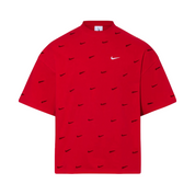 Jacquemus x Nike Le Swoosh T-shirt Dark Red à manches courtes, coloris rouge foncé, col rond et détail Swoosh Nike revisité dans l'univers minimaliste de Jacquemus vu de face. 