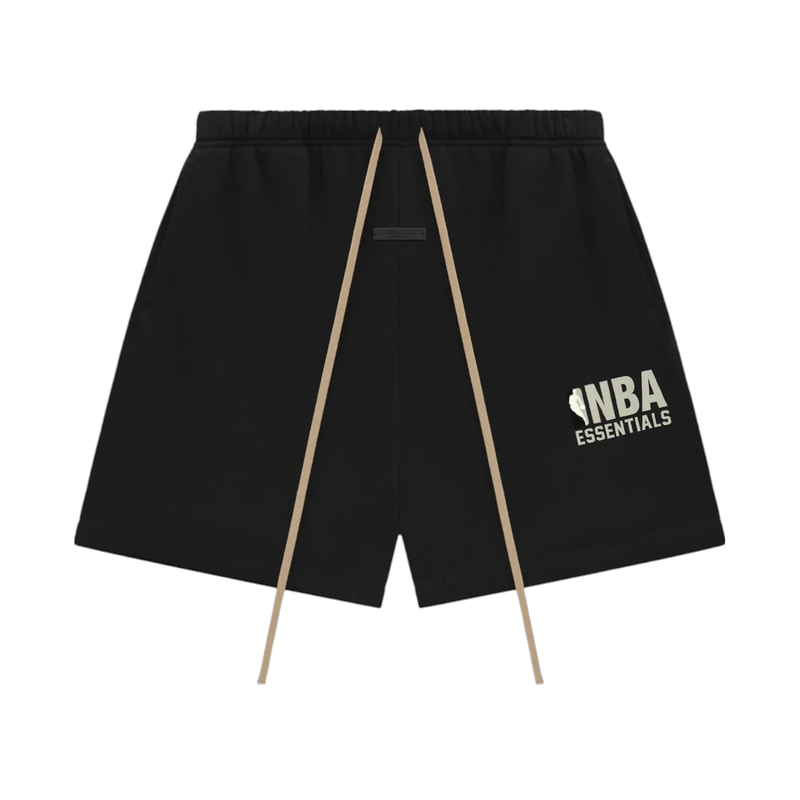 Fear of God Essentials NBA Sweatshorts Black, short noir en molleton issu de la collaboration Fear of God Essentials x NBA au design minimaliste et confortabl