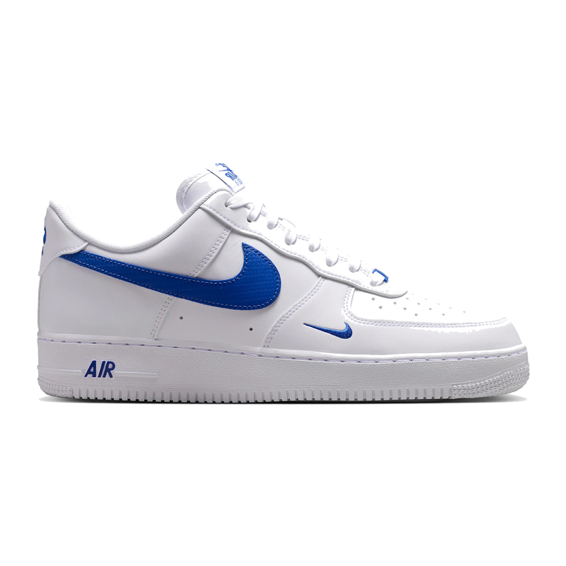 Nike Air Force 1 Low '07 Carbon Fiber Swoosh White Game Royal avec tige en cuir premium blanc, Swoosh effet fibre de carbone, détails Game Royal et amorti Nike Air.